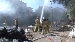 Pendikte hurda deposunda yangın: Patlama sesleri duyuldu