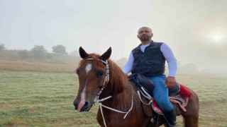 Pendikte kaçan kurbanlık danayı at sırtında kovboy gibi aradı