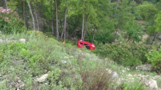Piknik dönüşü 30 metre uçuruma yuvarlanan otomobilden sağ çıktılar