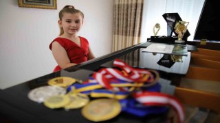 Piyanonun 7 yaşındaki yeteneği, Uluslararası Mozart Yarışmasında birincilik kazandı