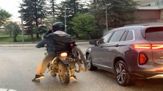 Plakasız motosikletle tehlikeli yolculuk