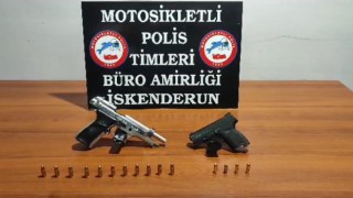 Polis, 2 şüpheliyi ruhsatsız silahlarla yakaladı