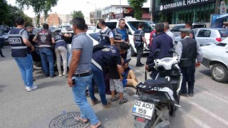 Polis aracı ile motosiklet çarpıştı: 2 yaralı