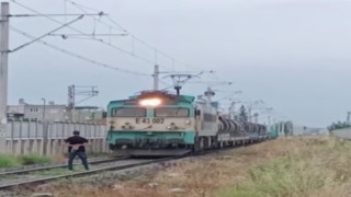 Raylara çıkıp yük treninin önü kesti, tren güçlükle durdu