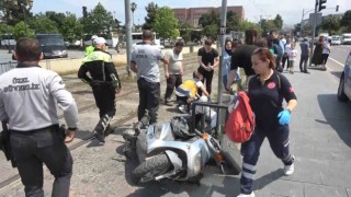 Raylardan geçen motosiklete tramvay çarptı: 1 yaralı