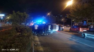 Refüje çarpan otomobil takla attı: 3 yaralı