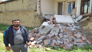 Sağanak yağışa dayanamayan evin duvarı çöktü
