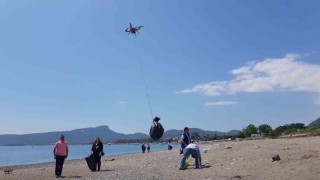 Sahildeki çöpler dronla toplandı