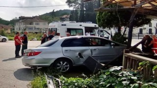 Sakaryada iki otomobil çarpıştı: 3 yaralı