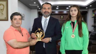 Şampiyon boksör Başkan Şerifoğullarıyla buluştu