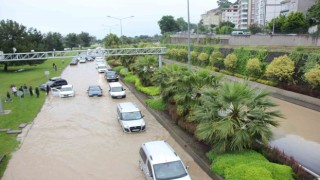 Samsun yine sele teslim: Karayolu göle döndü