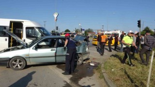 Samsunda minibüs kavşakta iki araca çarptı: 7 yaralı