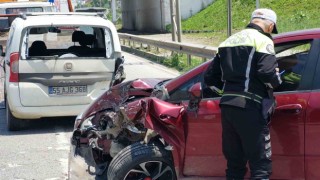 Samsunda otomobil hafif ticari araçla çarpıştı: 2 yaralı