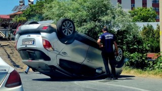 Samsunda park halindeki araca çarpan otomobil takla attı: 1 yaralı