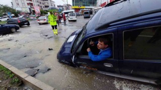 Samsunda sel: Yollar çöktü, araçlar yolda kaldı