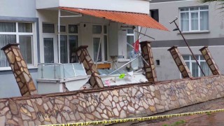 Samsunda selden yıkılan parkın duvarı evlerin balkonlarına zarar verdi