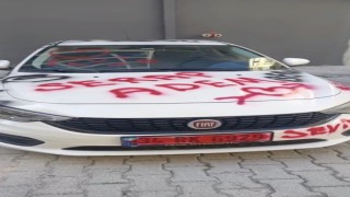 Saplantılı aşık otomobili aşk duvarına çevirdi, lastiklerini patlatıp pert etti