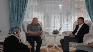 Şehit ailelerine yaptığı ziyaretler yürekleri ısıttı