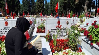 Şehit yakınları bayramın ilk gününde Edirnekapı Şehitliğini ziyaret etti