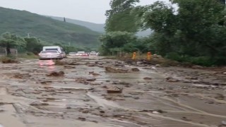 Sel suları İznik Bursa yolunu kapattı