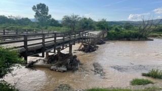 Sel suları köprüyü kullanılmaz hale getirdi