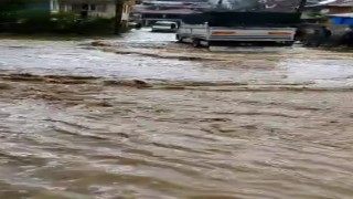 Sel sularının önüne ne geldiyse katıp sürüklediği anlar kamerada