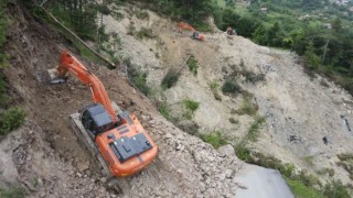 Sel ve heyelanların yıktığı yollar yeniden yapılıyor