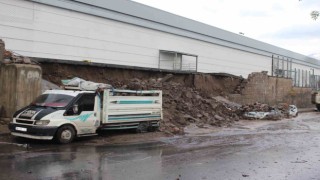 Selde fabrikanın duvarı yıkıldı: 4 araç böyle hurdaya döndü