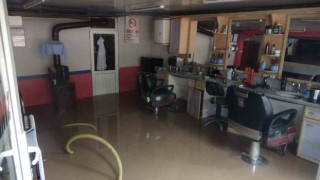 Selden korunmak için masaların üzerine çıkan vatandaşlar kameraya yansıdı