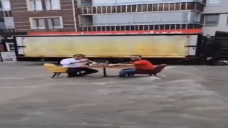 Seli umursamadılar, masa kurup döner yediler