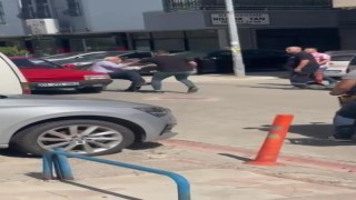 Sevgilisine çarpan yaşlı adamı herkesin gözü önünde bıçakladı