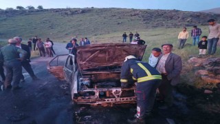 Seyir halindeki otomobil alev alev yandı