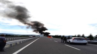 Seyir halindeki otomobil alev alev yandı