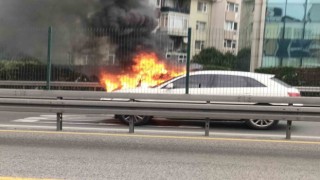 Seyir halindeki otomobil alev alev yandı, sahibi yanan aracını gözyaşları içerisinde izledi