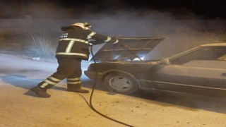 Seyir halindeyken motor kısmında yangın çıkan otomobilde hasar oluştu