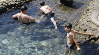 Sıcaktan bunalan çocuklar süs havuzunda serinliyor