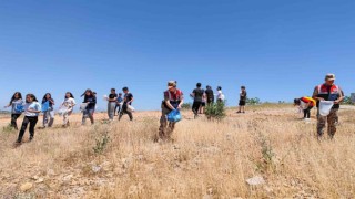 Siirtte jandarma ve öğrenciler Botan Vadisinde çevre temizliği yaptı