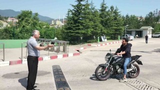 Sınavı kaçırdı güvenlikçiye "Allah belanı versin" dedi.