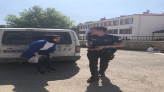 Sınava geç kalan vatandaşların yardımına polis ekipleri yetişti