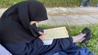 Sınava giren torununu Kuran-ı Kerim okuyarak bekledi