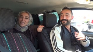 Sınava girmek için saniyelerle yarıştılar, sınavı kaçırınca işi şakaya vurdular