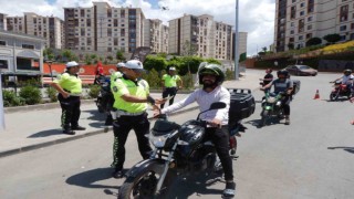 Şırnakta motosiklet sürücülerine kask denetimi