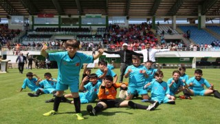 Sivasta ilkokullar arası futbol turnuvası sona erdi