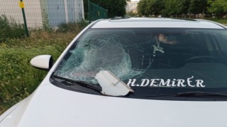 Sokak aydınlatma lambası aracın üzerine düştü