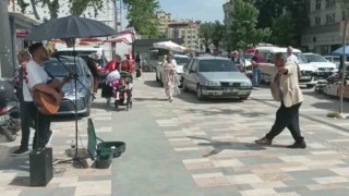 Sokak müzisyeni çaldı, vatandaş oynadı