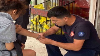 Sokakta kolu kelepçeli dolaşan kadın polisi alarma geçirdi