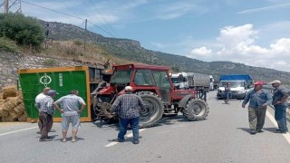 Sökede saman yüklü traktör devrildi
