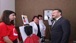 Sökeli öğrencilerden şemsiye kumaşından etek, bin düğmeden tablo