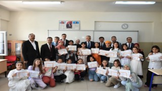 Son ders zili çaldı, öğrenciler karnelerini aldı