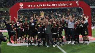 Spor Toto 1. Lige yükselen Şanlıurfaspor kupasını kaldırdı
